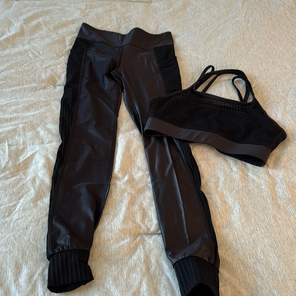 Alala Women’s Silky Feeling Black Active Set